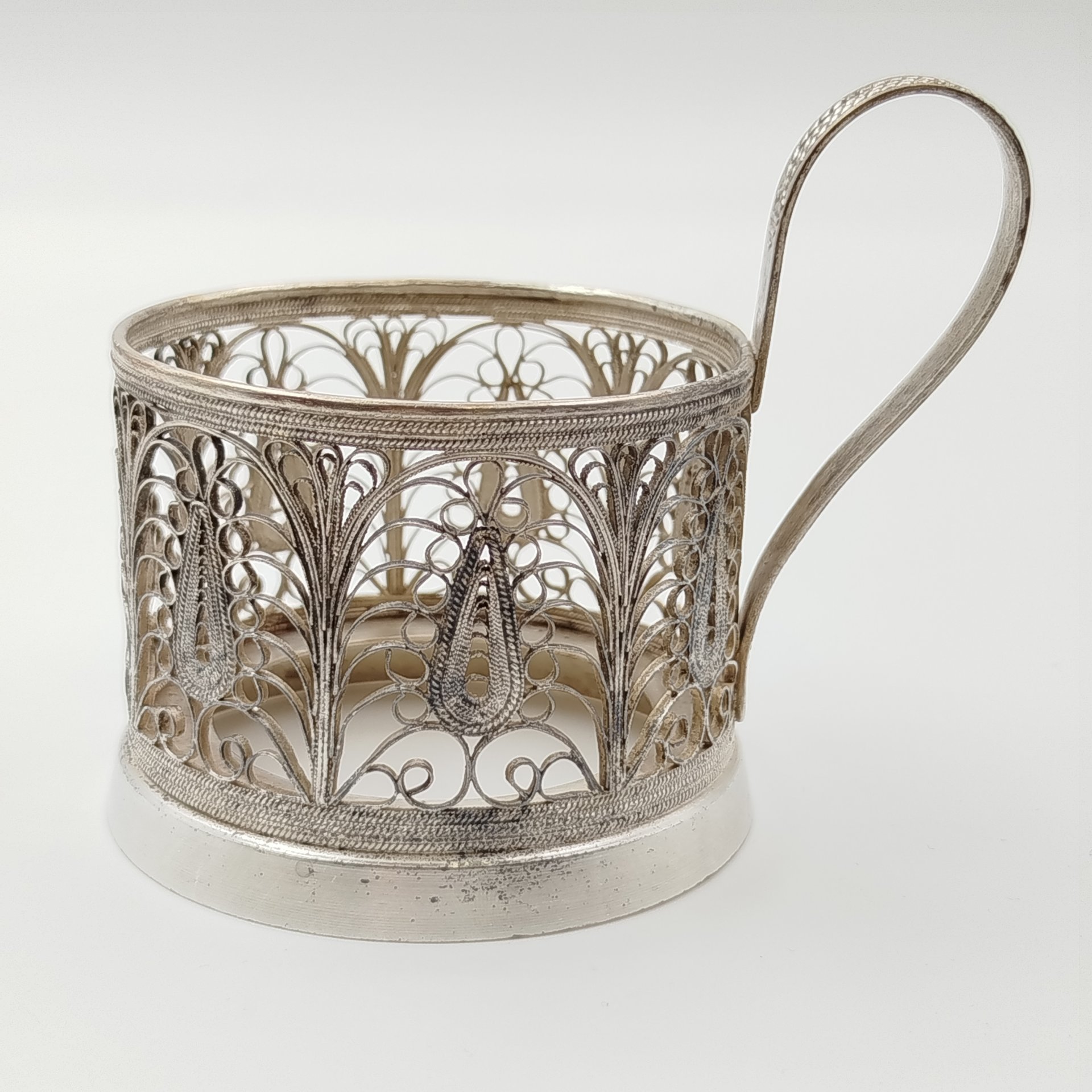 Подстаканник, выполненный в технике ажурной скани