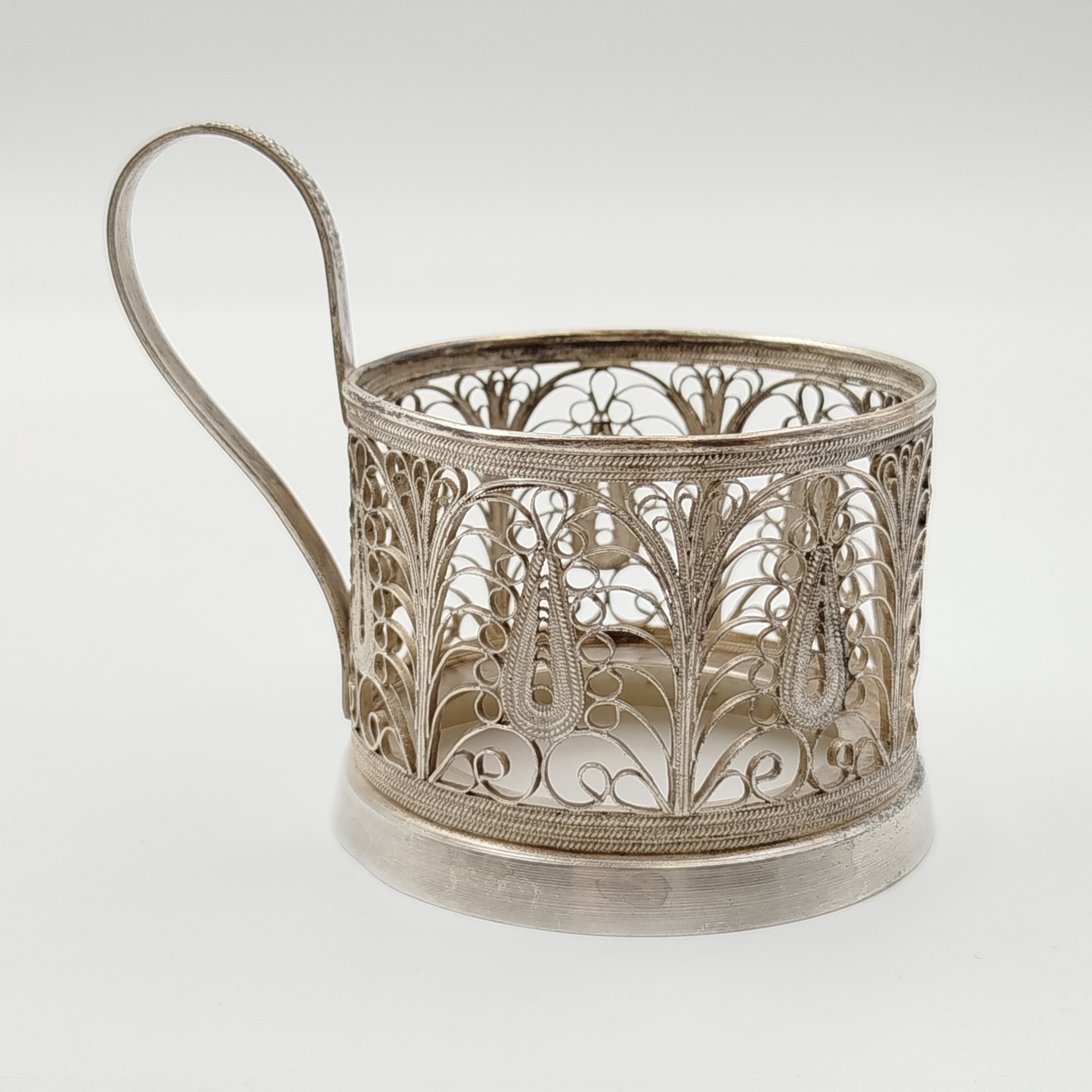 Подстаканник, выполненный в технике ажурной скани