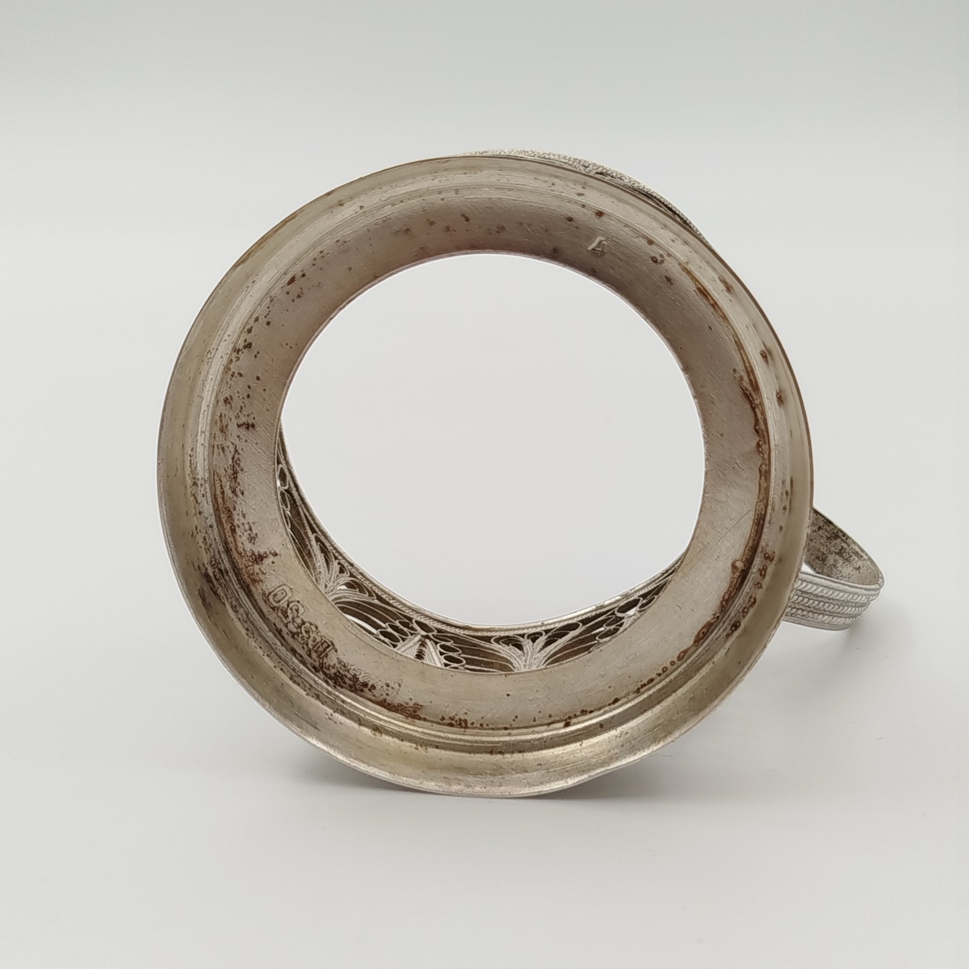 Подстаканник, выполненный в технике ажурной скани