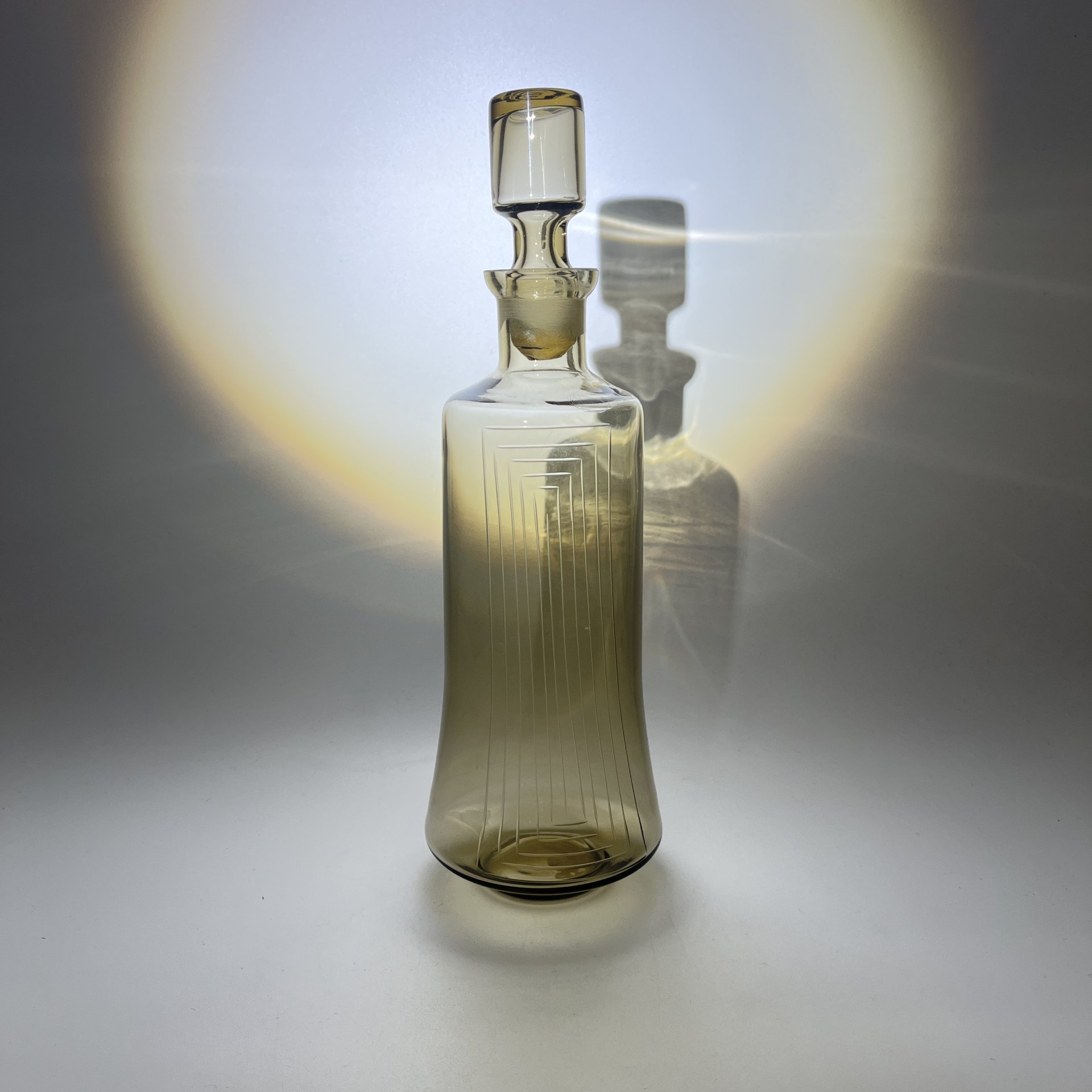 Графин «Inna» дымчатого цвета с геометрическим декором, автор Mirjam Maasikas, стекло, гравировка, Стекольный завод «Tarbeklaas» (Тарбеклаас), СССР, 1960-1970 гг.