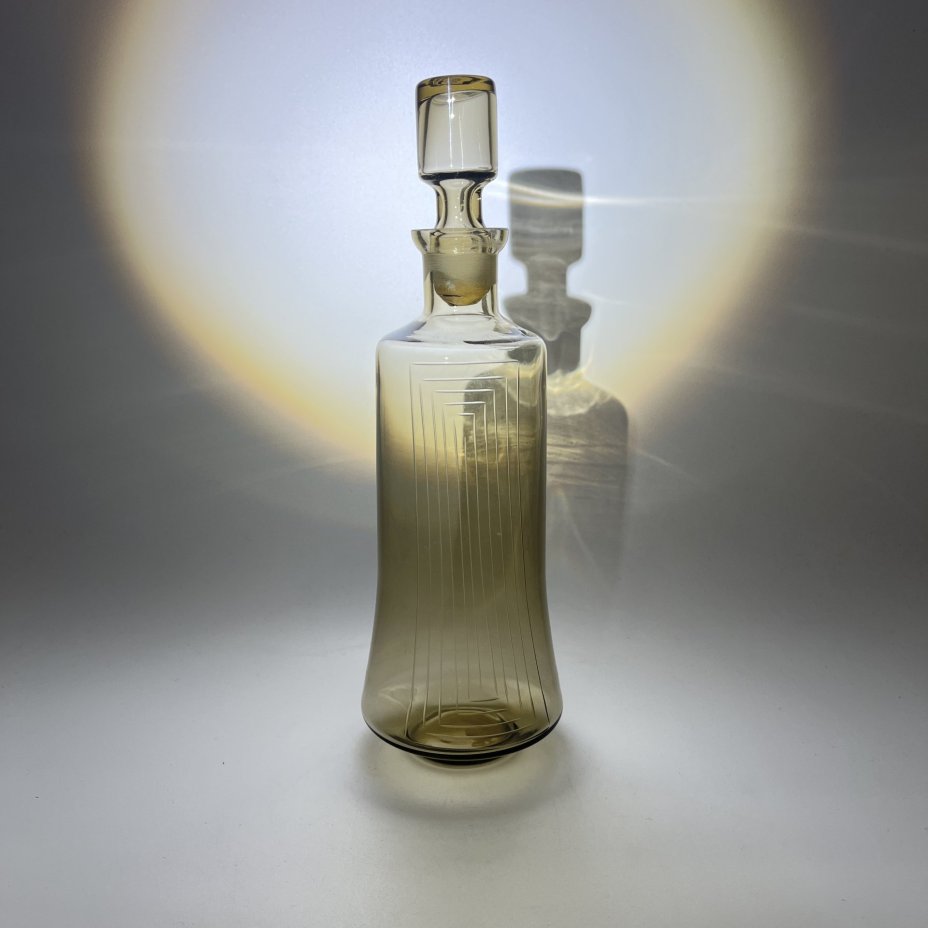 Графин «Inna» дымчатого цвета с геометрическим декором, автор Mirjam Maasikas, стекло, гравировка, Стекольный завод «Tarbeklaas» (Тарбеклаас), СССР, 1960-1970 гг.