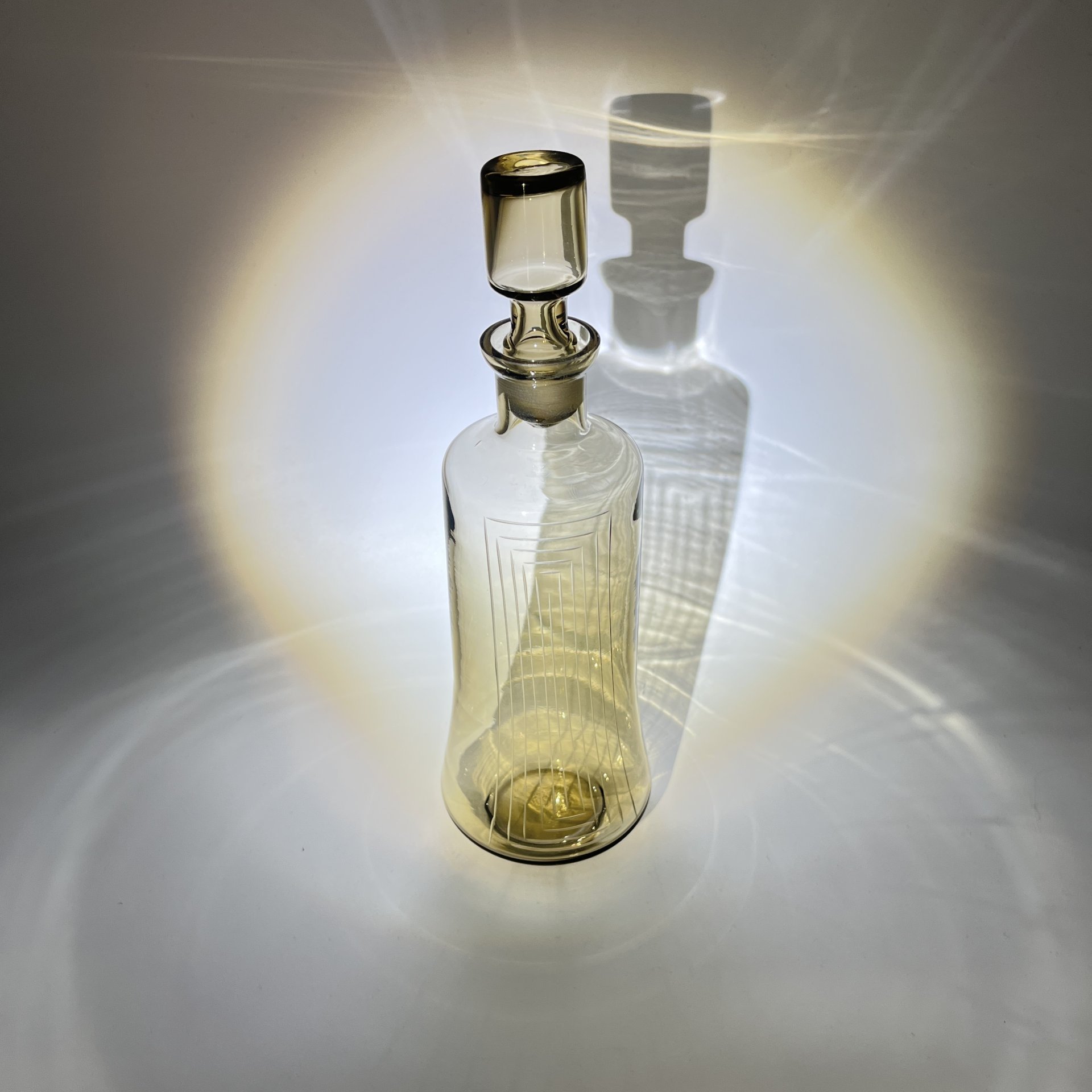 Графин «Inna» дымчатого цвета с геометрическим декором, автор Mirjam Maasikas, стекло, гравировка, Стекольный завод «Tarbeklaas» (Тарбеклаас), СССР, 1960-1970 гг.