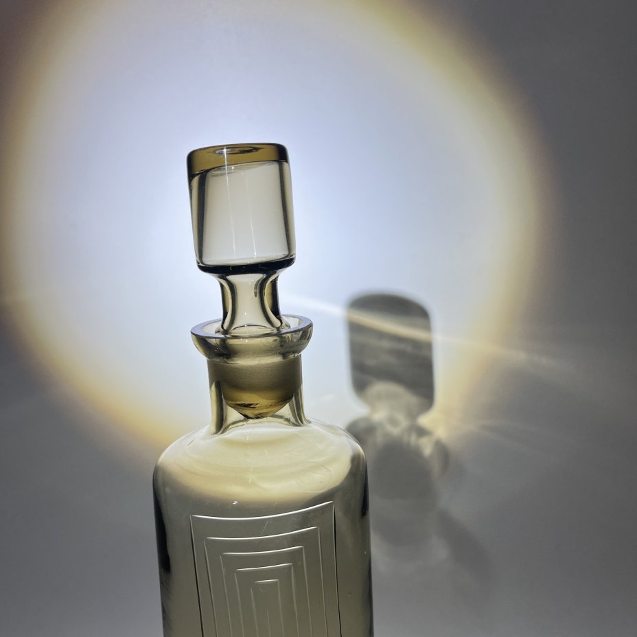 Графин «Inna» дымчатого цвета с геометрическим декором, автор Mirjam Maasikas, стекло, гравировка, Стекольный завод «Tarbeklaas» (Тарбеклаас), СССР, 1960-1970 гг.