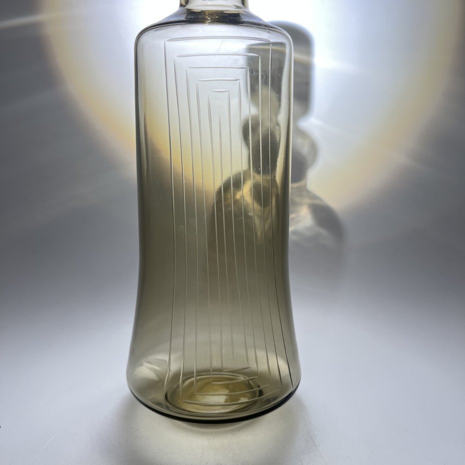 Графин «Inna» дымчатого цвета с геометрическим декором, автор Mirjam Maasikas, стекло, гравировка, Стекольный завод «Tarbeklaas» (Тарбеклаас), СССР, 1960-1970 гг.