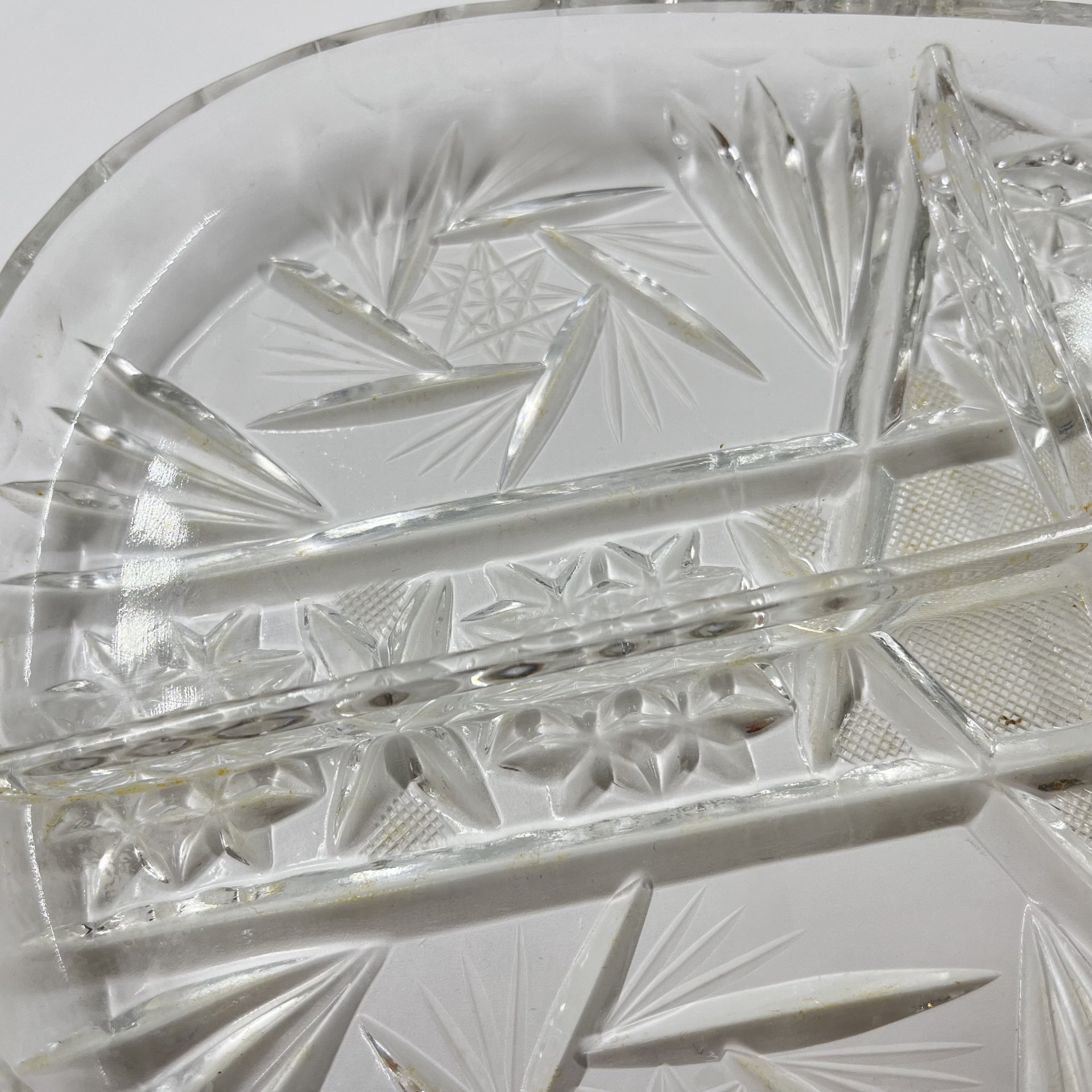 Менажница листообразной формы с резным декором, хрусталь