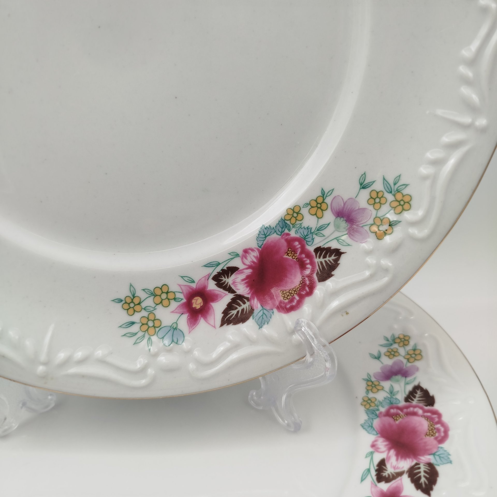 Набор обеденных тарелок с цветочным и рельефным декором на 6 персон, фарфор, деколь, золочение, Karolina (Фарфоровая мануфактура «Каролина», Польша), Польша, 1970-1990 гг.