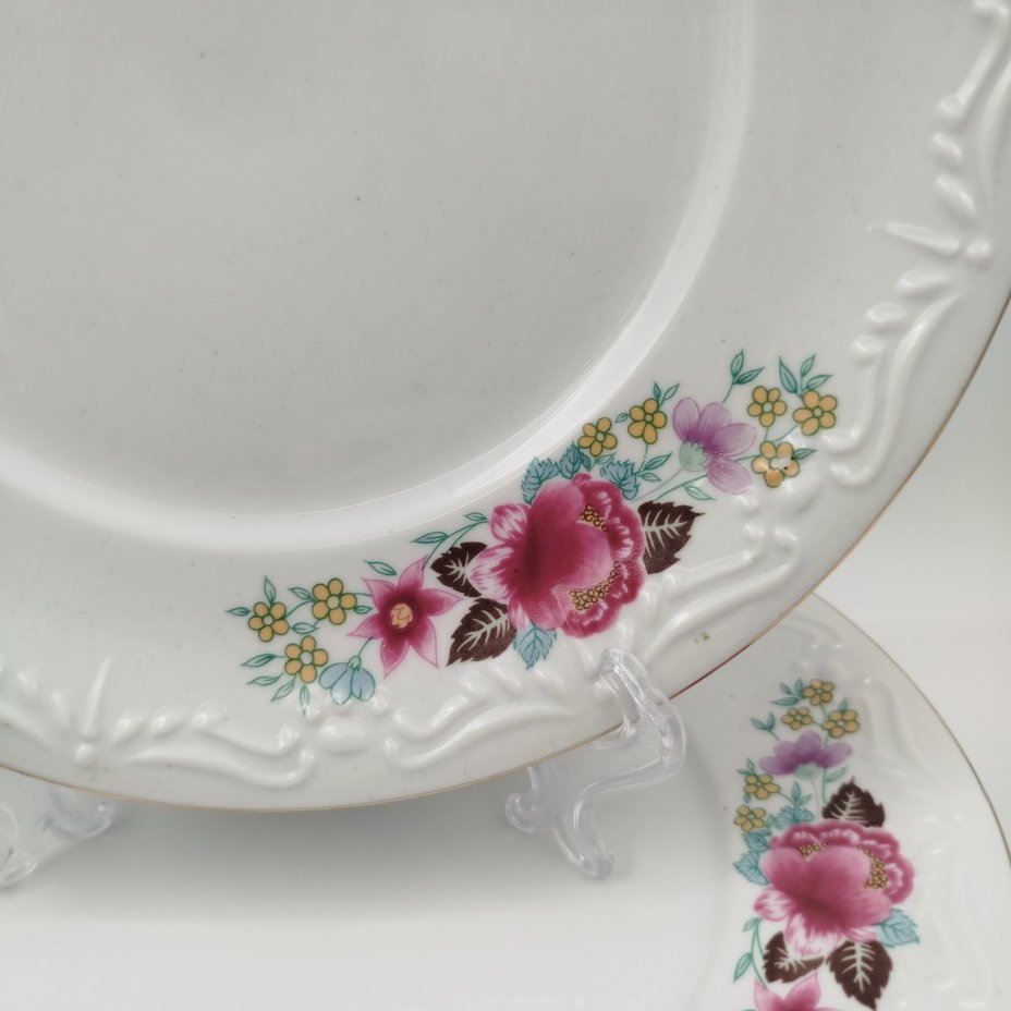 Набор обеденных тарелок с цветочным и рельефным декором на 6 персон, фарфор, деколь, золочение, Karolina (Фарфоровая мануфактура «Каролина», Польша), Польша, 1970-1990 гг.