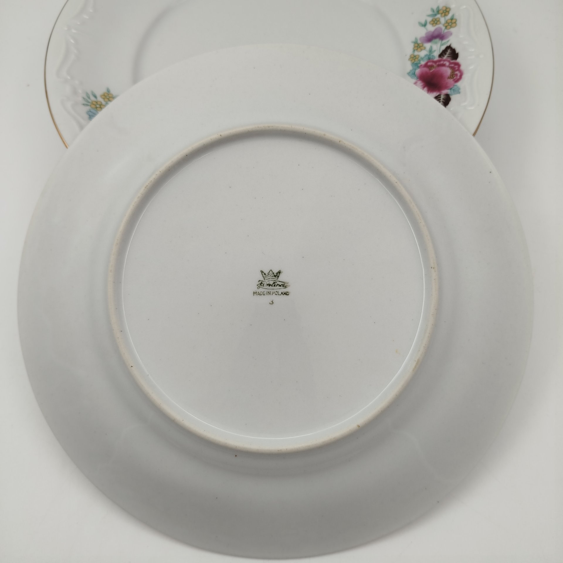 Набор обеденных тарелок с цветочным и рельефным декором на 6 персон, фарфор, деколь, золочение, Karolina (Фарфоровая мануфактура «Каролина», Польша), Польша, 1970-1990 гг.