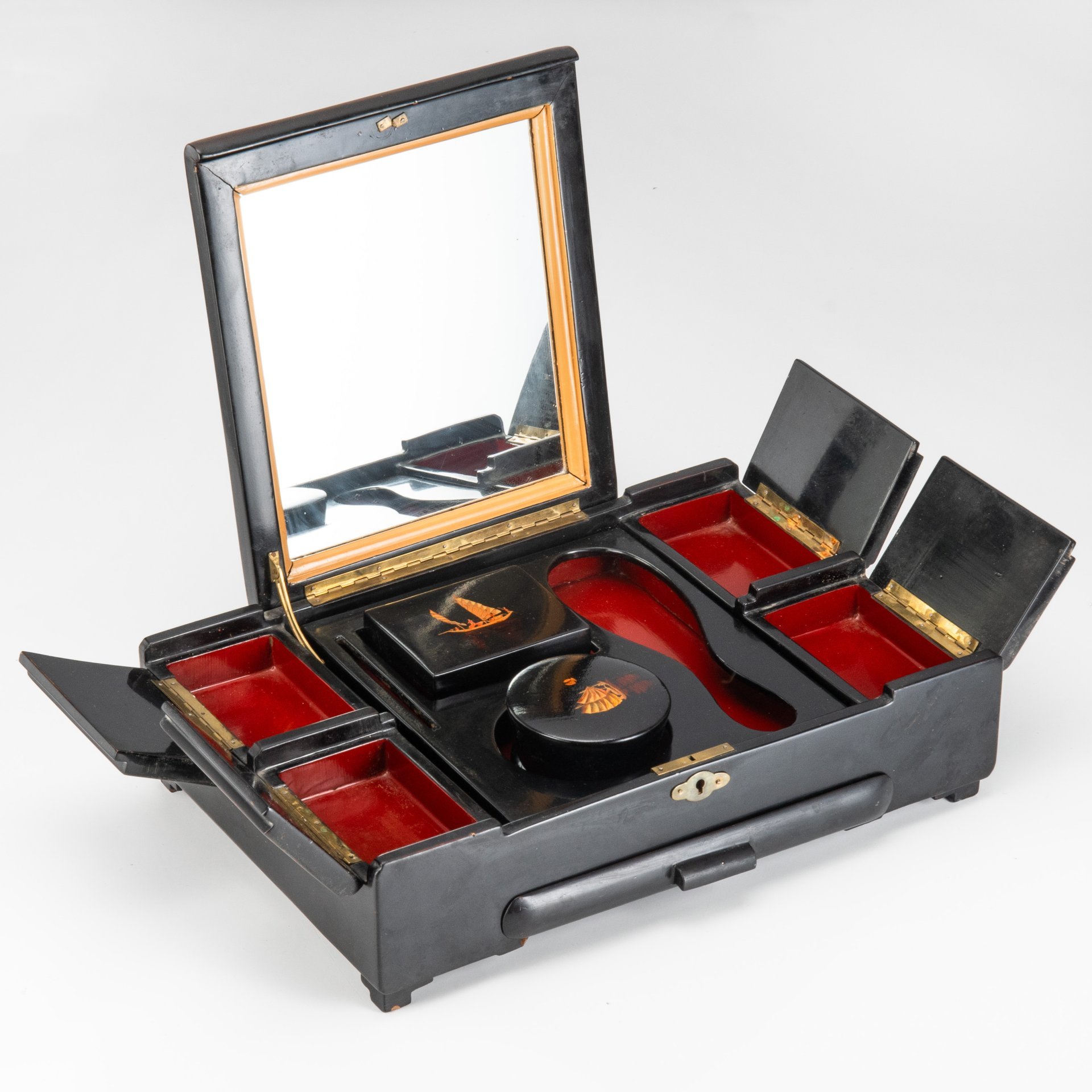 Туалетный набор, выполненный в восточном стиле и украшенный морским пейзажем