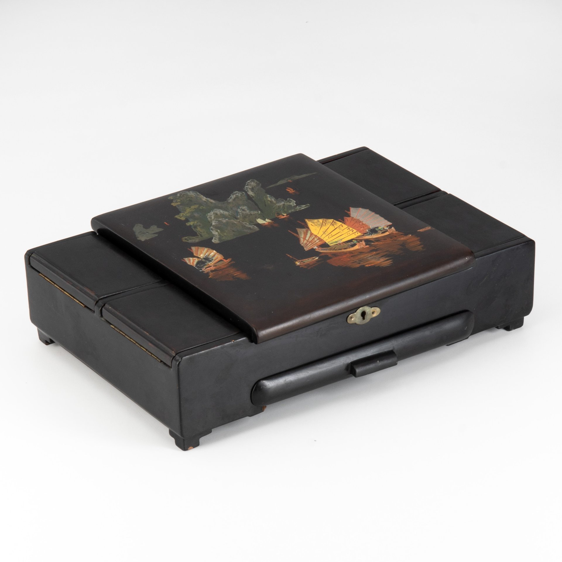 Туалетный набор, выполненный в восточном стиле и украшенный морским пейзажем