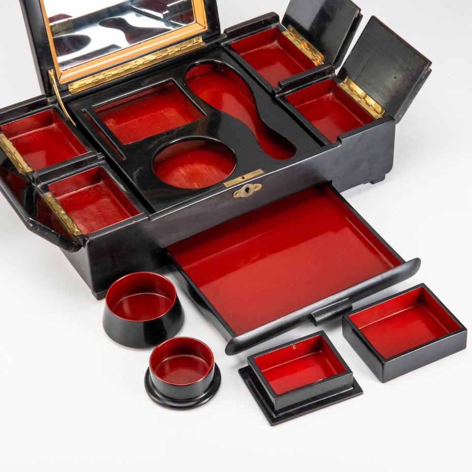 Туалетный набор, выполненный в восточном стиле и украшенный морским пейзажем