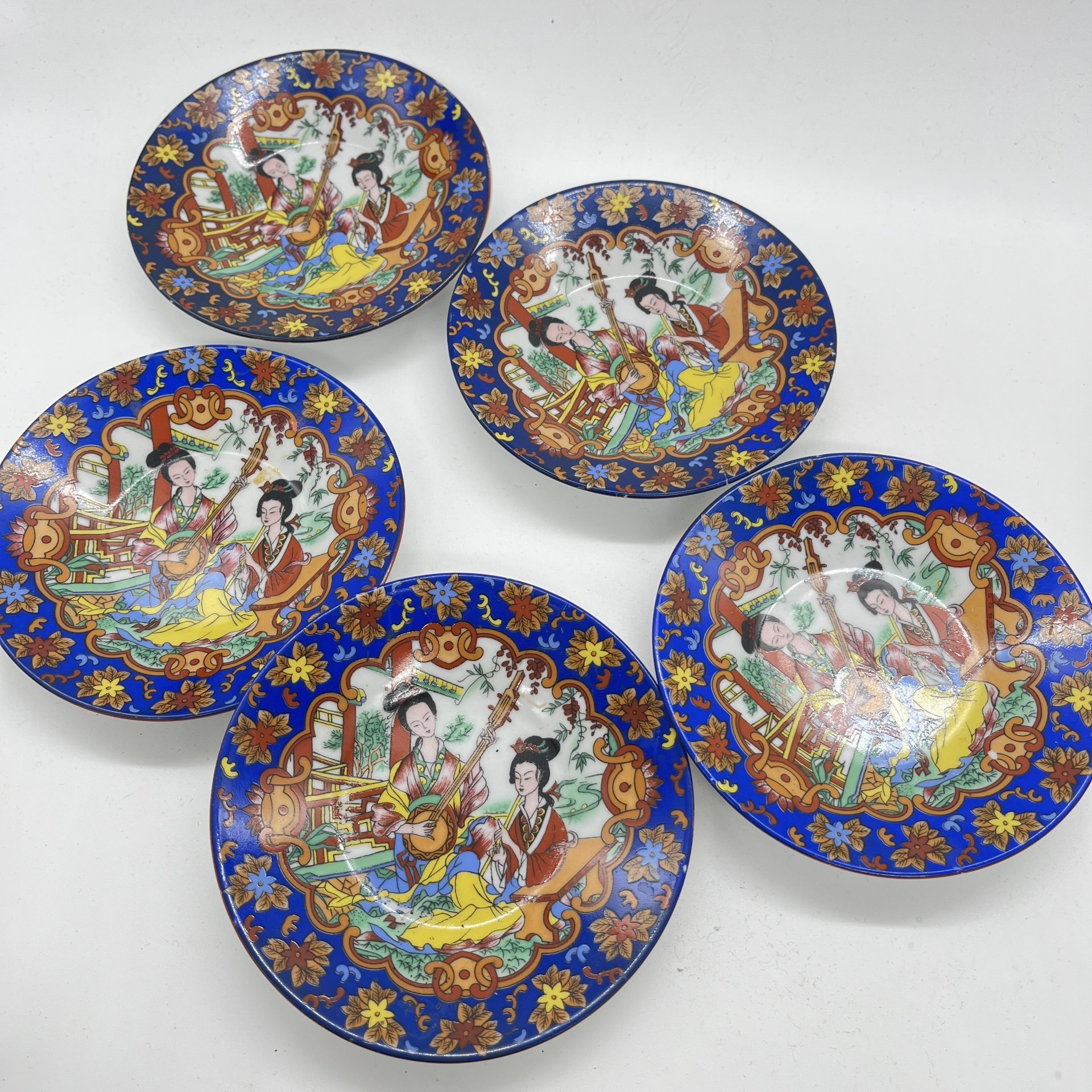 Набор из 5 блюдец с изображением музицирующих девушек, фарфор, деколь, Китай, 2000-2015 гг.