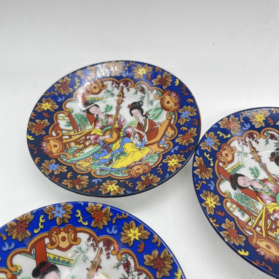 Набор из 5 блюдец с изображением музицирующих девушек, фарфор, деколь, Китай, 2000-2015 гг.