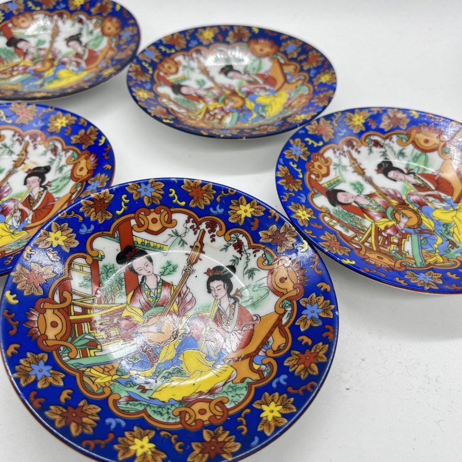 Набор из 5 блюдец с изображением музицирующих девушек, фарфор, деколь, Китай, 2000-2015 гг.