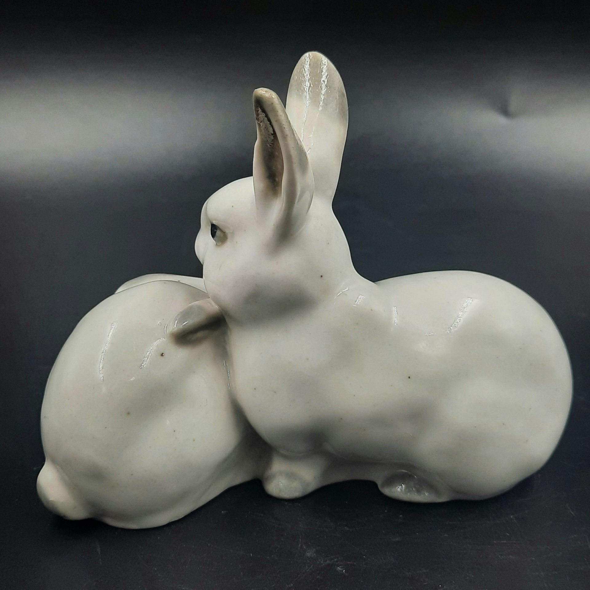 Статуэтка «Зайцы», фарфор, роспись, Артель «Прогресс», СССР, 1950-1960 гг.
