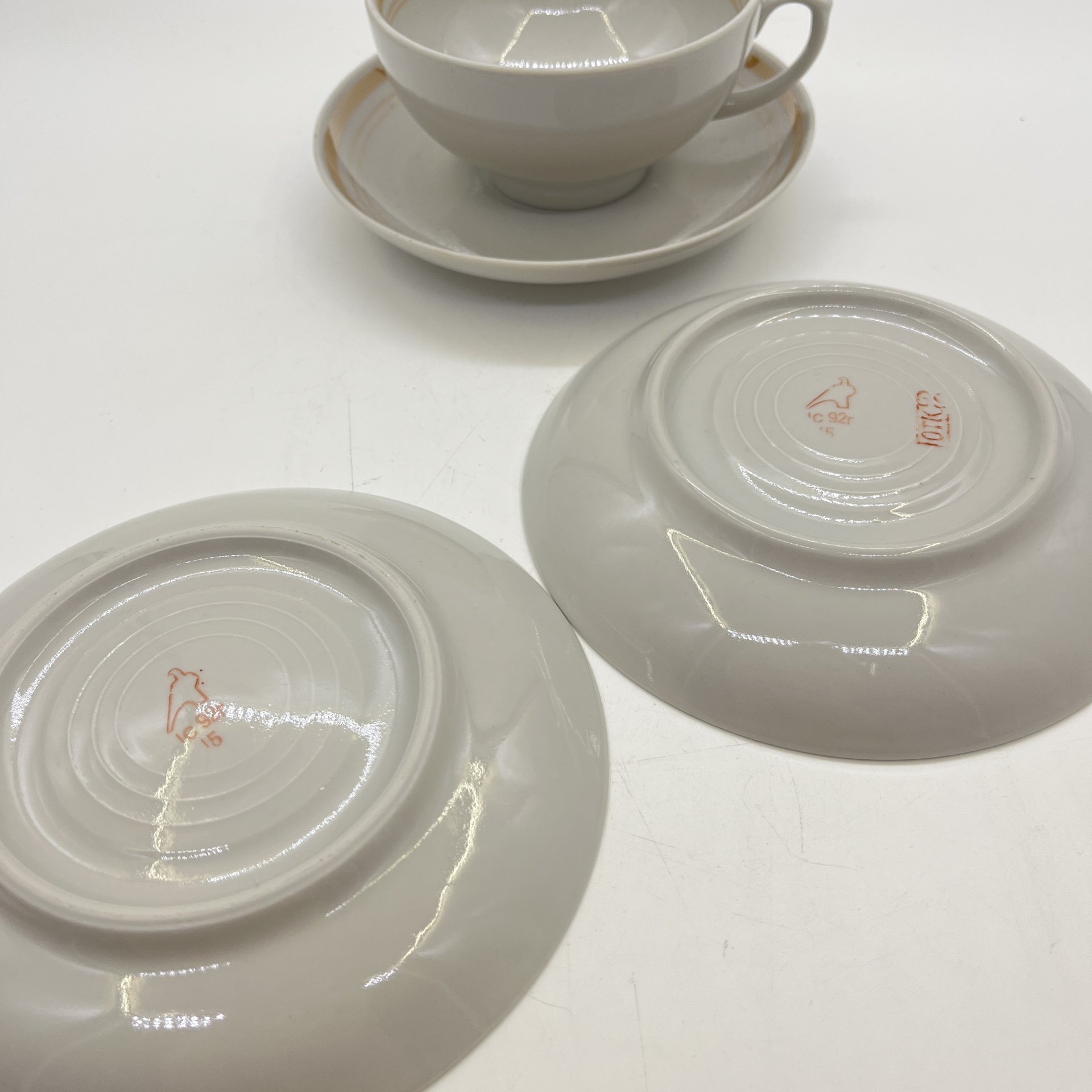 Набор из чайной пары и 2 блюдец с лаконичным декором, фарфор, роспись, Дулевский фарфоровый завод (Дулёво), Россия, 1992 г.