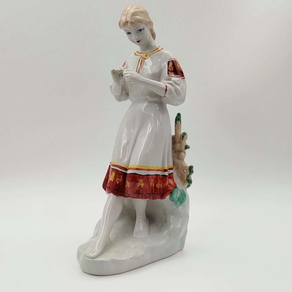 Статуэтка "Любит-не-любит" ("Гадание на ромашке"), скульптор О.Л. Жникруп, фарфор, роспись, Полонский завод художественной керамики (Полонное ЗХК), СССР, 1973-1991 гг.