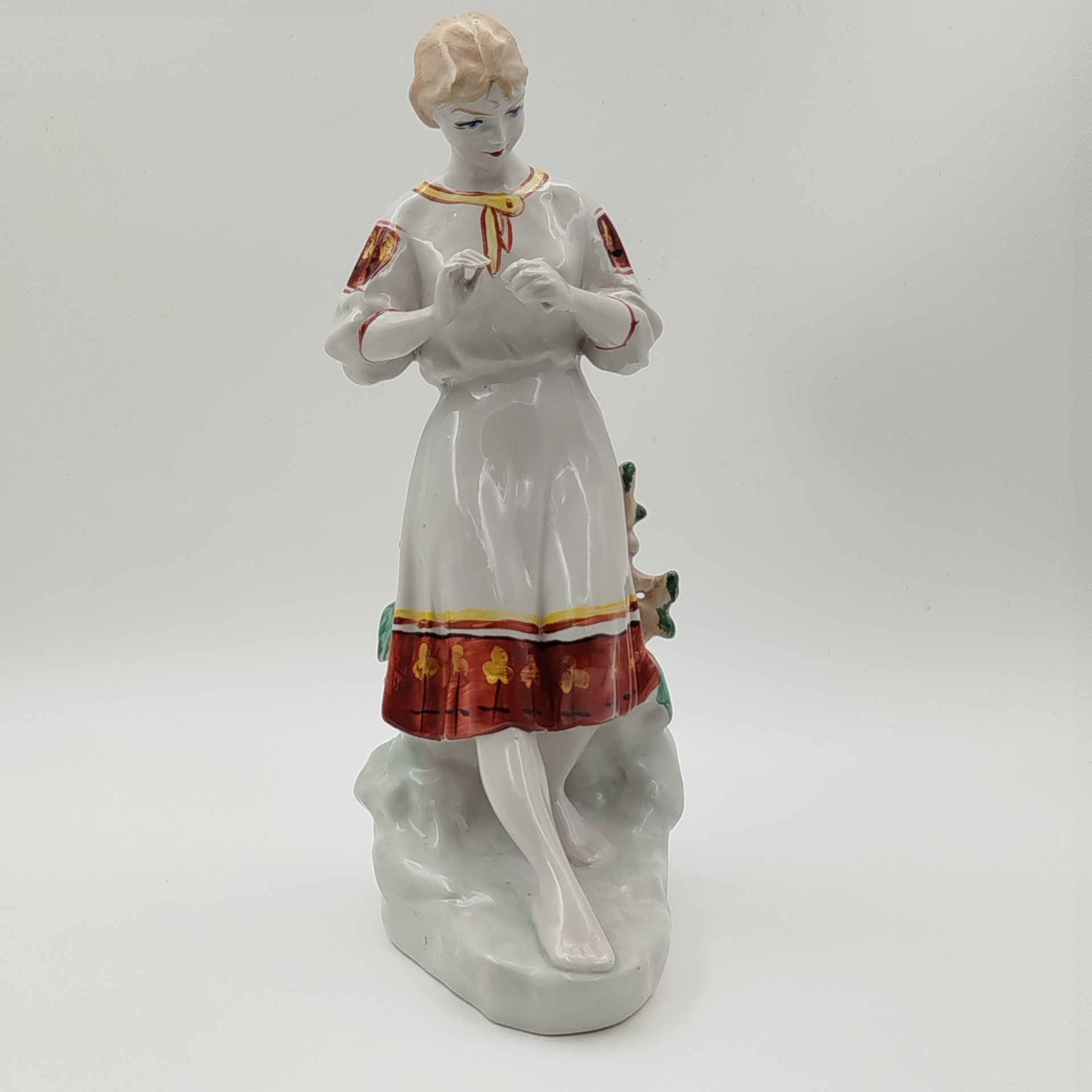 Статуэтка "Любит-не-любит" ("Гадание на ромашке"), скульптор О.Л. Жникруп, фарфор, роспись, Полонский завод художественной керамики (Полонное ЗХК), СССР, 1973-1991 гг.