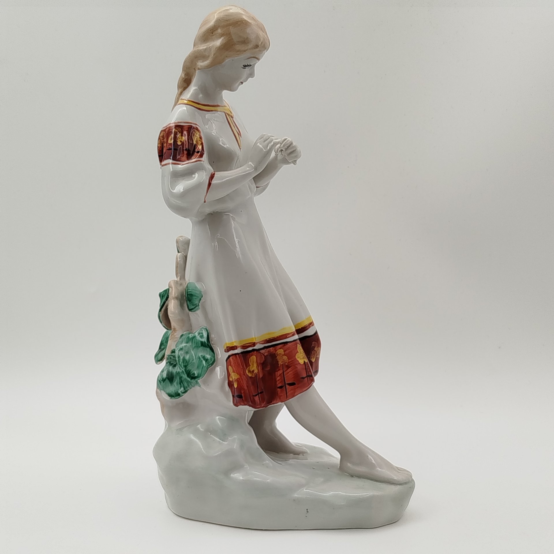 Статуэтка "Любит-не-любит" ("Гадание на ромашке"), скульптор О.Л. Жникруп, фарфор, роспись, Полонский завод художественной керамики (Полонное ЗХК), СССР, 1973-1991 гг.