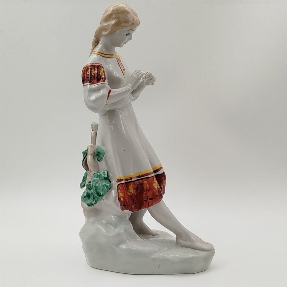 Статуэтка "Любит-не-любит" ("Гадание на ромашке"), скульптор О.Л. Жникруп