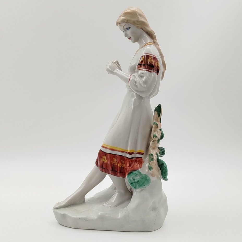 Статуэтка "Любит-не-любит" ("Гадание на ромашке"), скульптор О.Л. Жникруп