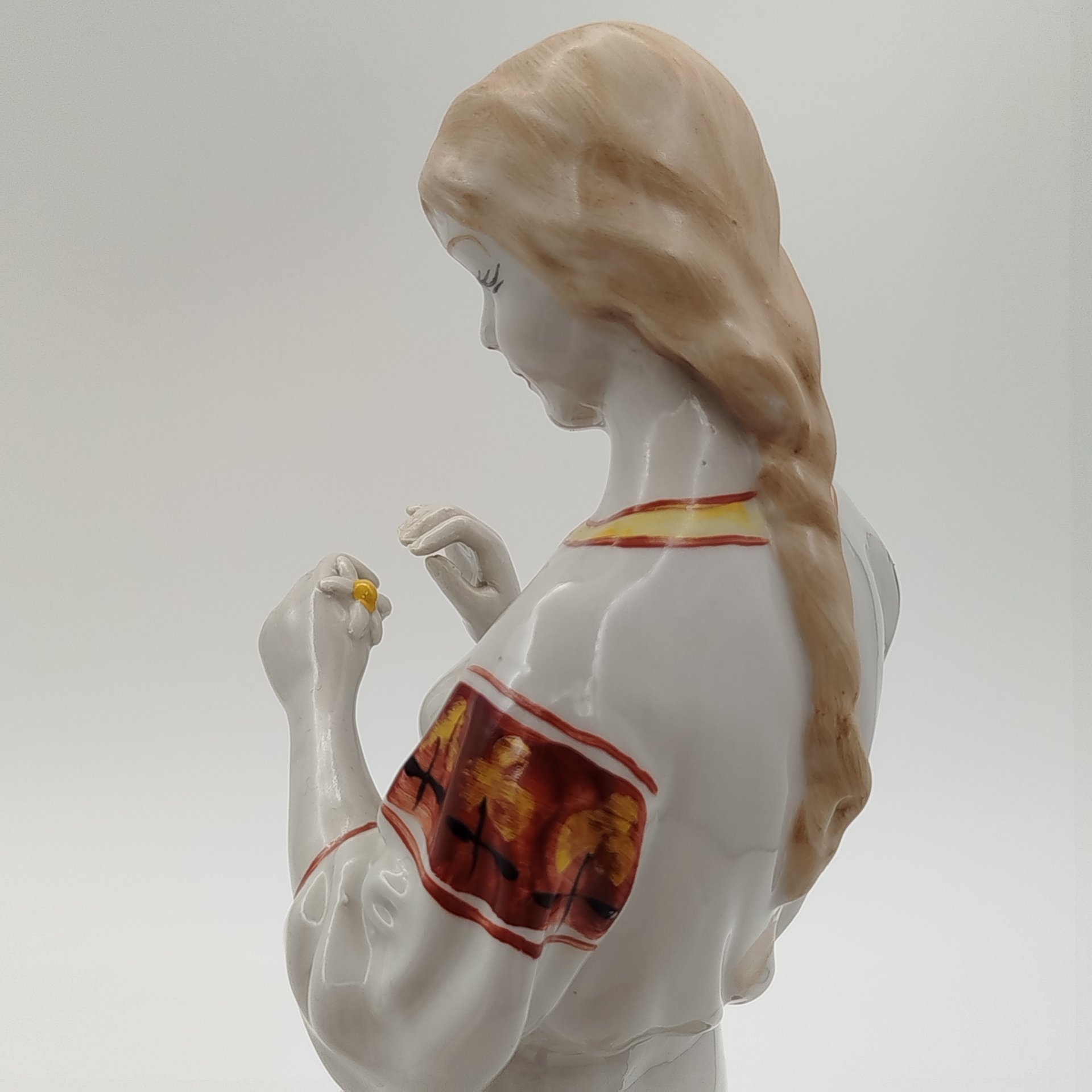 Статуэтка "Любит-не-любит" ("Гадание на ромашке"), скульптор О.Л. Жникруп, фарфор, роспись, Полонский завод художественной керамики (Полонное ЗХК), СССР, 1973-1991 гг.