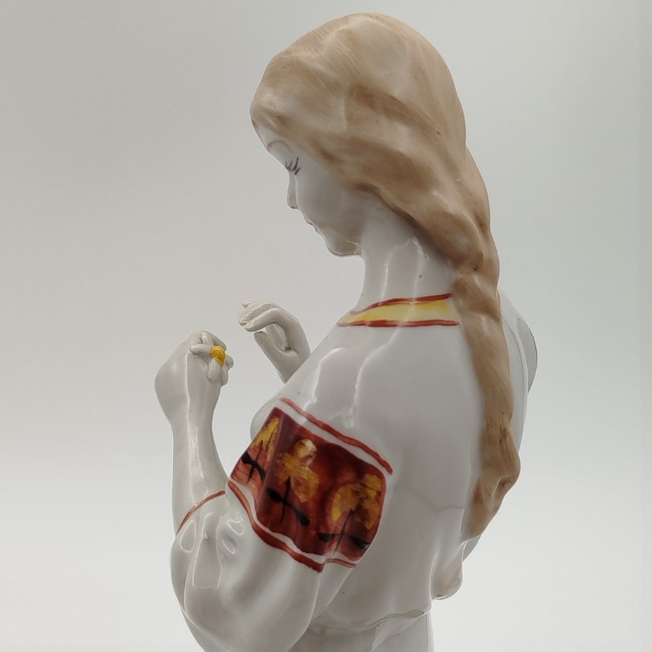 Статуэтка "Любит-не-любит" ("Гадание на ромашке"), скульптор О.Л. Жникруп