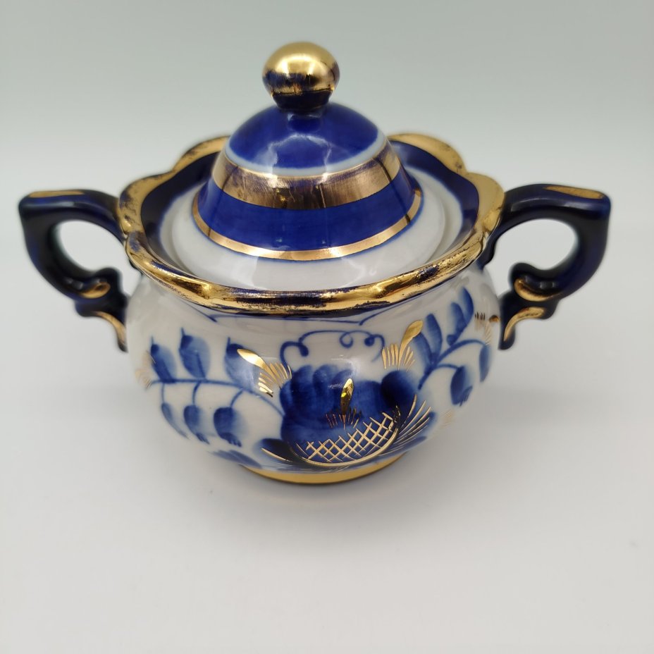 Сахарница, украшенная цветочным декором и клеймом Олимпиада 80, фарфор, роспись, золочение, Объединение «Гжель», СССР, 1972-1985 гг.