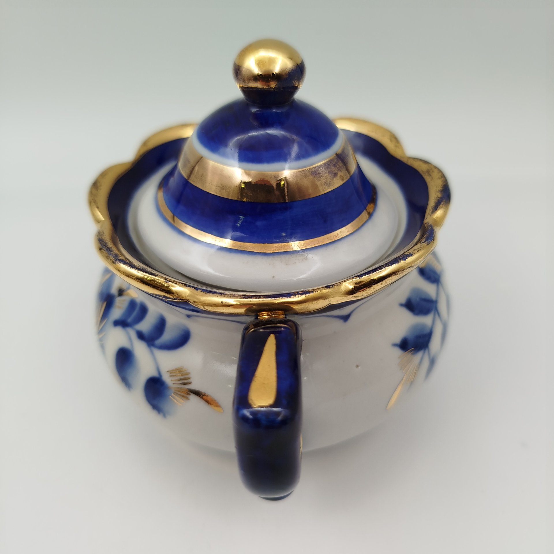 Сахарница, украшенная цветочным декором и клеймом Олимпиада 80, фарфор, роспись, золочение, Объединение «Гжель», СССР, 1972-1985 гг.