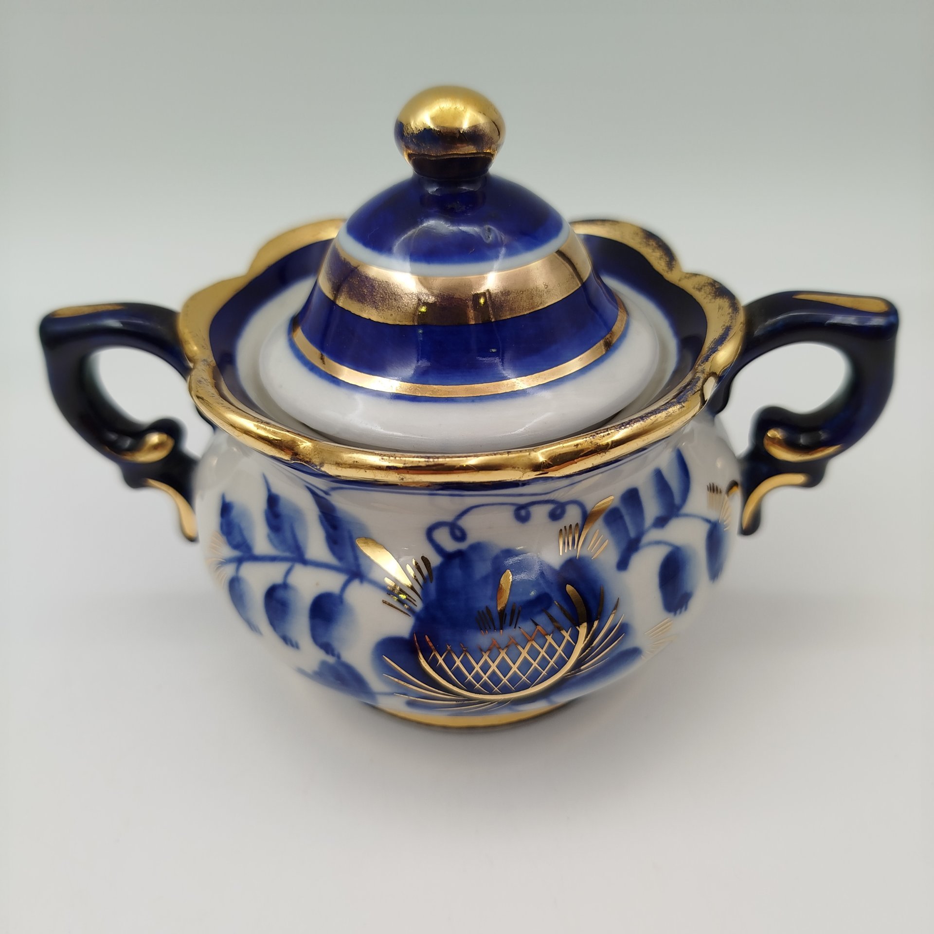 Сахарница, украшенная цветочным декором и клеймом Олимпиада 80, фарфор, роспись, золочение, Объединение «Гжель», СССР, 1972-1985 гг.