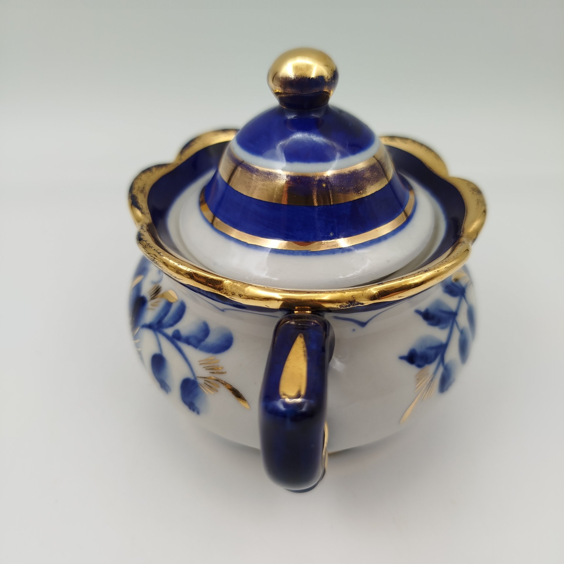 Сахарница, украшенная цветочным декором и клеймом Олимпиада 80, фарфор, роспись, золочение, Объединение «Гжель», СССР, 1972-1985 гг.