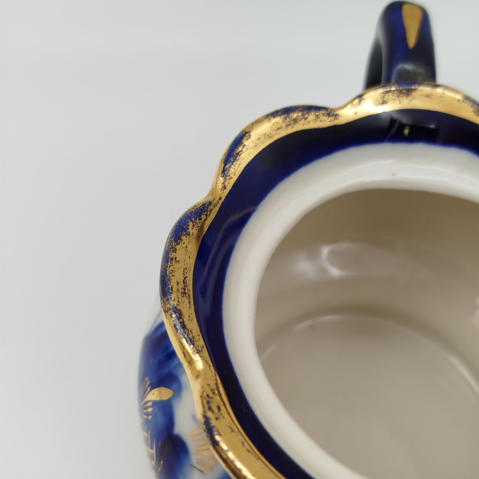 Сахарница, украшенная цветочным декором и клеймом Олимпиада 80, фарфор, роспись, золочение, Объединение «Гжель», СССР, 1972-1985 гг.