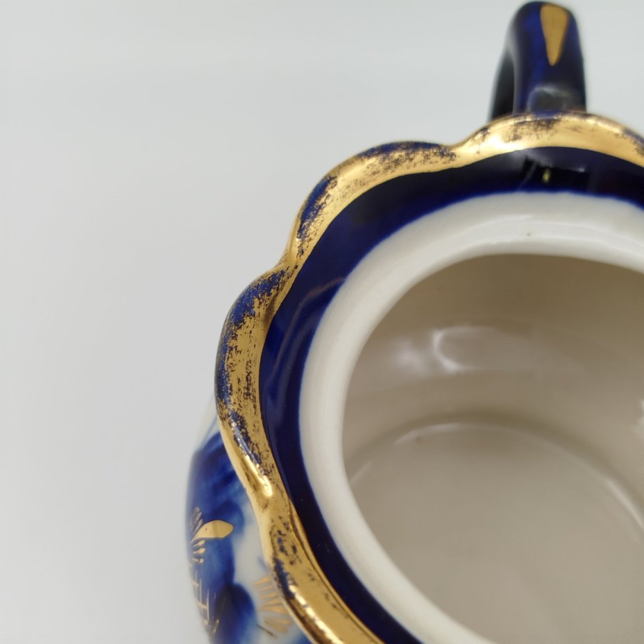 Сахарница, украшенная цветочным декором и клеймом Олимпиада 80, фарфор, роспись, золочение, Объединение «Гжель», СССР, 1972-1985 гг.