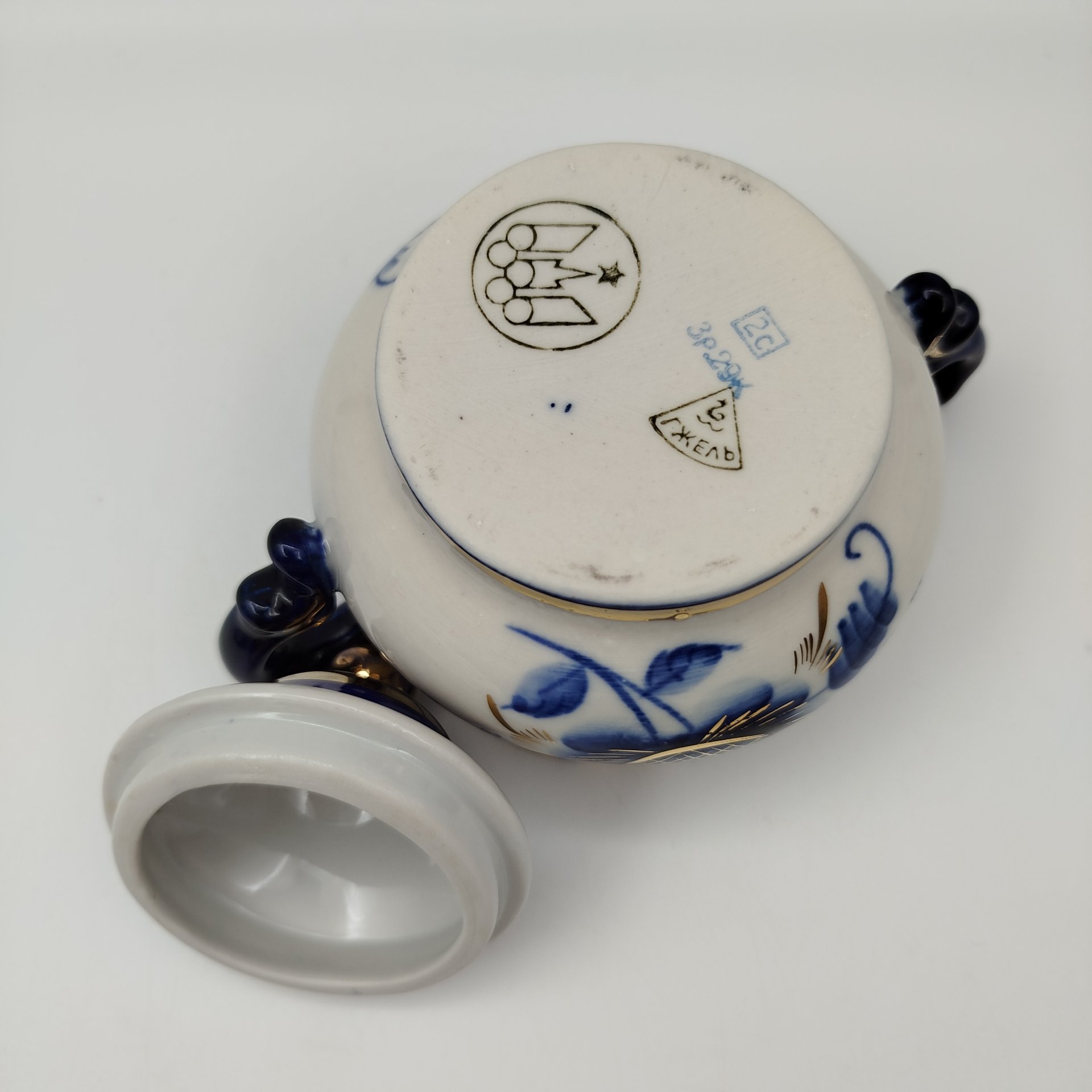 Сахарница, украшенная цветочным декором и клеймом Олимпиада 80, фарфор, роспись, золочение, Объединение «Гжель», СССР, 1972-1985 гг.