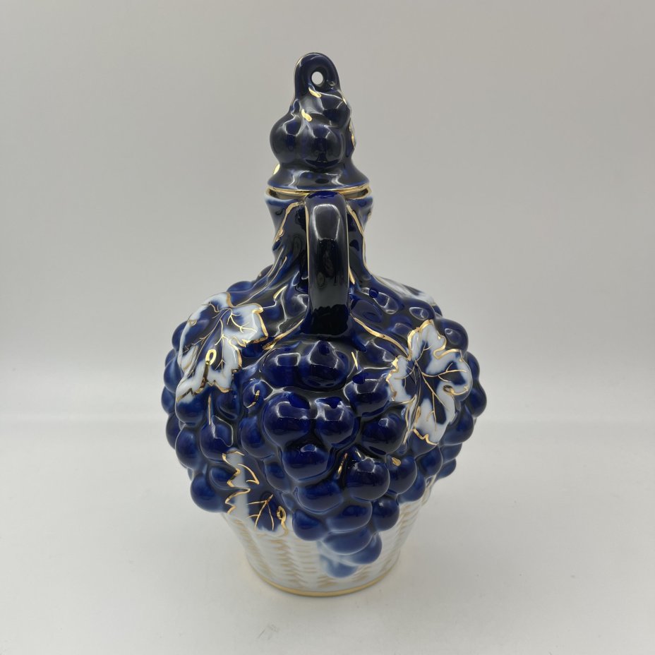 Штоф "Виноград" с фигурным туловом, фарфор, золочение, Ленинградский фарфоровый завод (ЛФЗ), Российская Федерация, 1970-1986 гг.