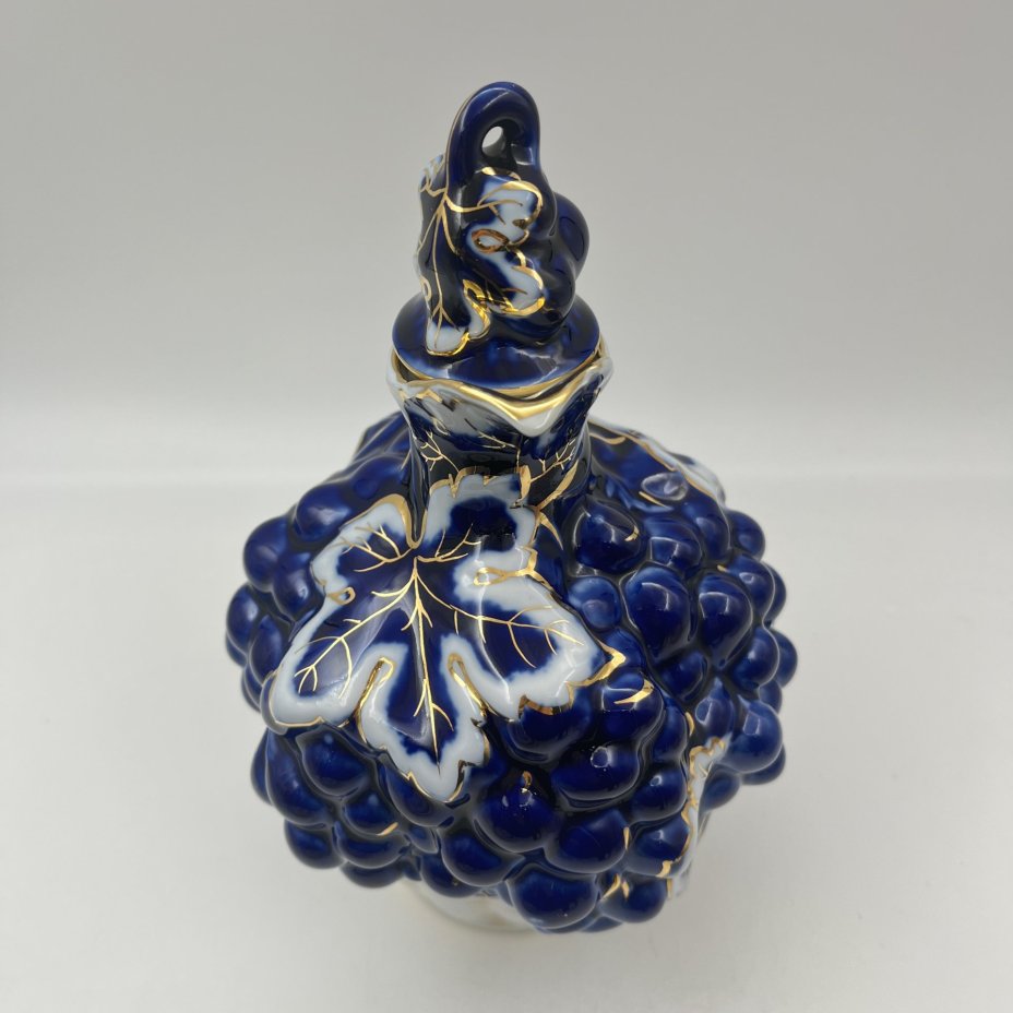 Штоф "Виноград" с фигурным туловом, фарфор, золочение, Ленинградский фарфоровый завод (ЛФЗ), Российская Федерация, 1970-1986 гг.