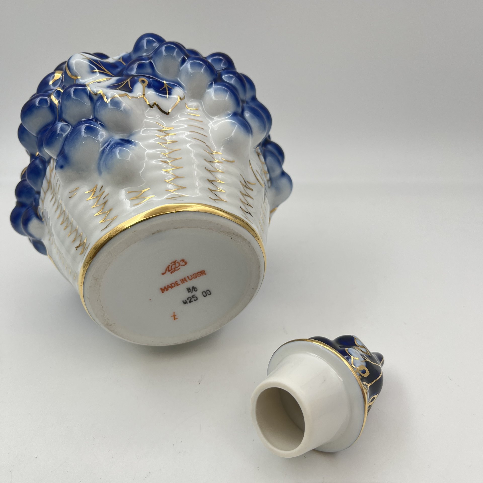 Штоф "Виноград" с фигурным туловом, фарфор, золочение, Ленинградский фарфоровый завод (ЛФЗ), Российская Федерация, 1970-1986 гг.