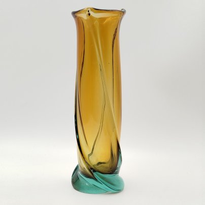 Ваза «Витая» янтарно-голубой расцветки, цветное стекло, Ленинградский стекольный комбинат «Победа» (Колпино), СССР, 1970-1980 гг.