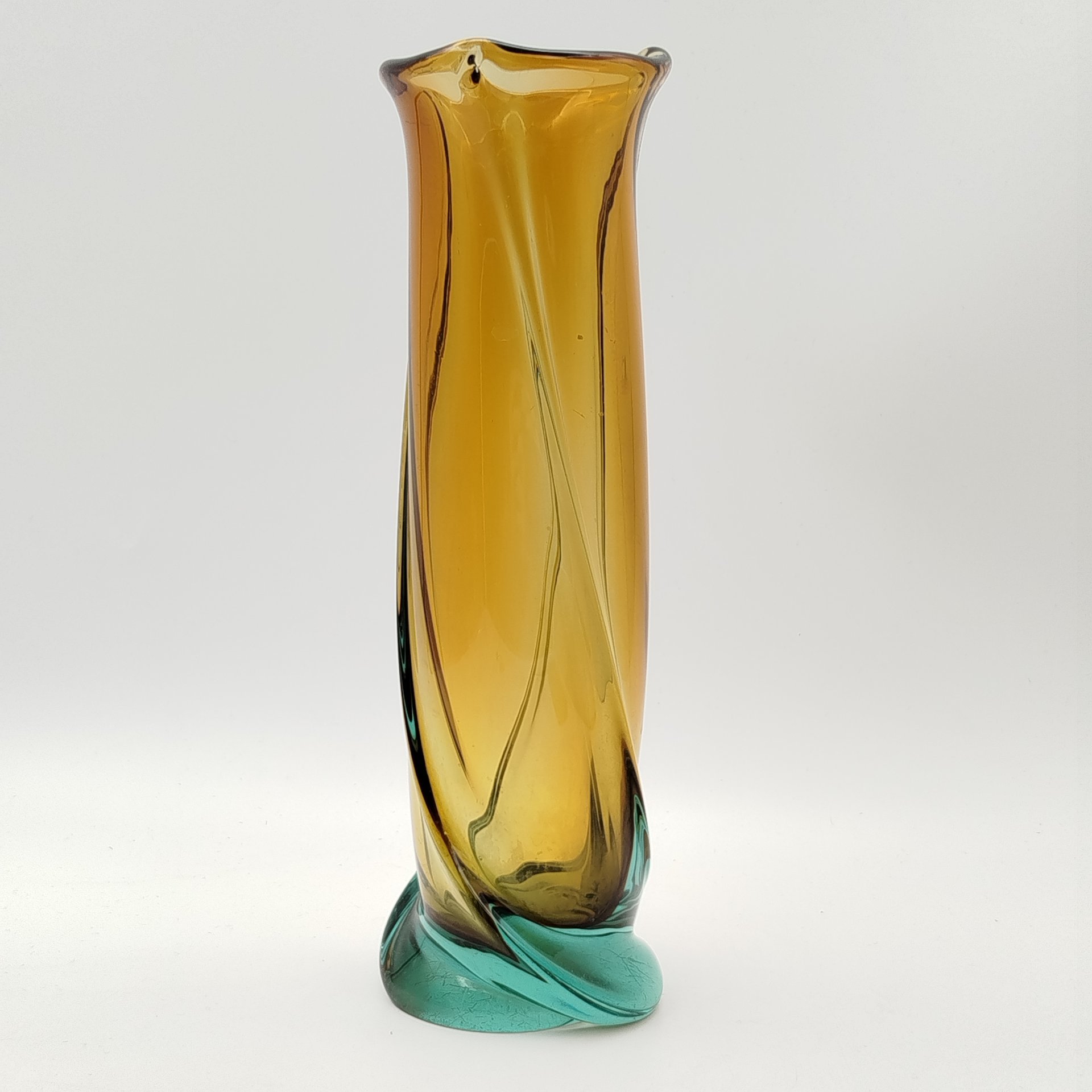 Ваза «Витая» янтарно-голубой расцветки, цветное стекло, Ленинградский стекольный комбинат «Победа» (Колпино), СССР, 1970-1980 гг.