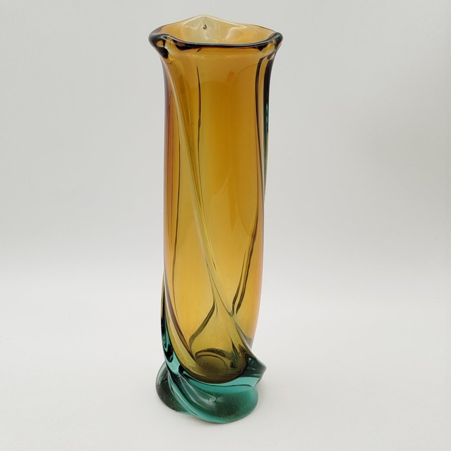 Ваза «Витая» янтарно-голубой расцветки, цветное стекло, Ленинградский стекольный комбинат «Победа» (Колпино), СССР, 1970-1980 гг.