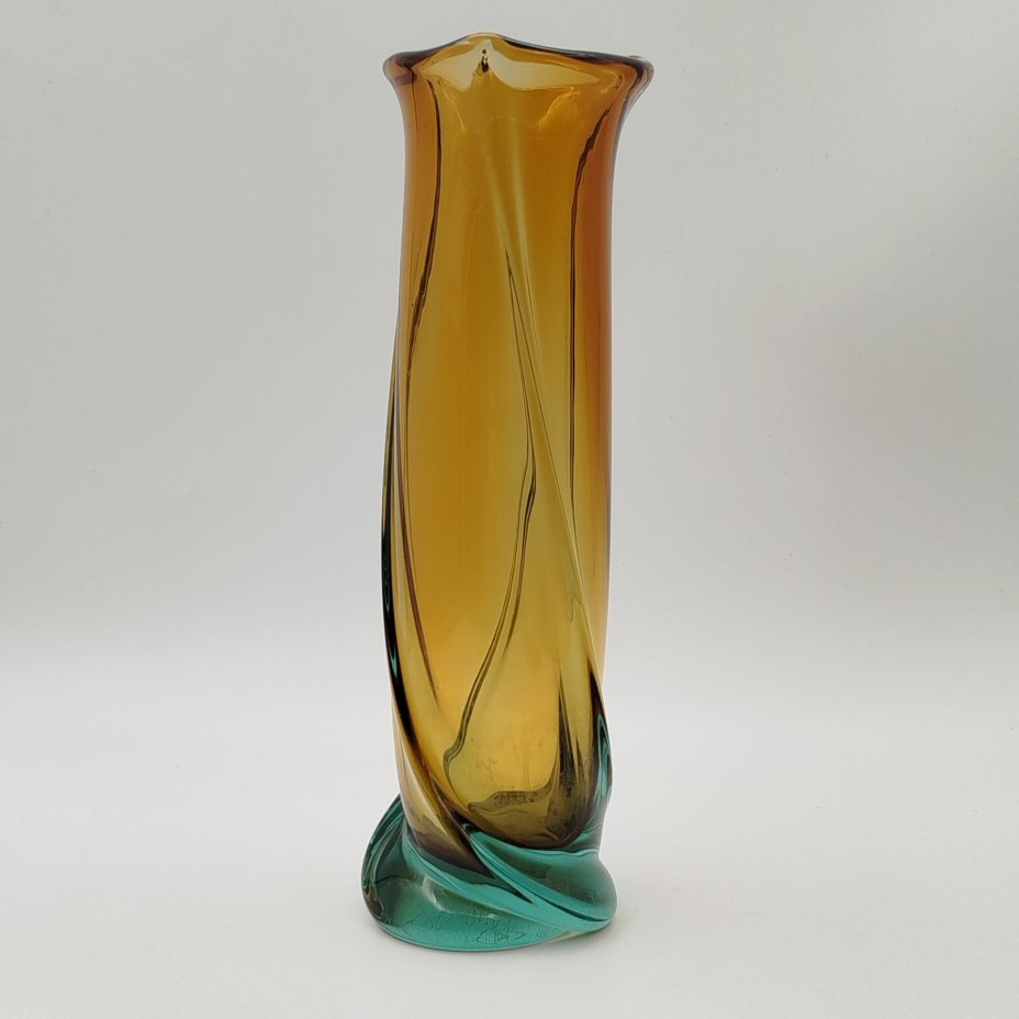 Ваза «Витая» янтарно-голубой расцветки, цветное стекло, Ленинградский стекольный комбинат «Победа» (Колпино), СССР, 1970-1980 гг.