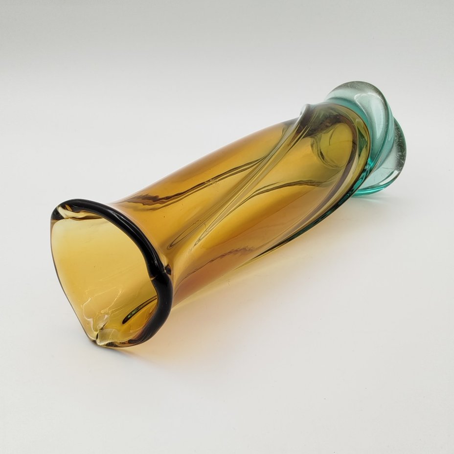 Ваза «Витая» янтарно-голубой расцветки, цветное стекло, Ленинградский стекольный комбинат «Победа» (Колпино), СССР, 1970-1980 гг.