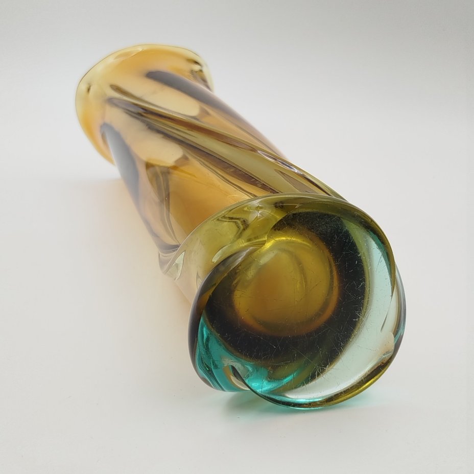 Ваза «Витая» янтарно-голубой расцветки, цветное стекло, Ленинградский стекольный комбинат «Победа» (Колпино), СССР, 1970-1980 гг.