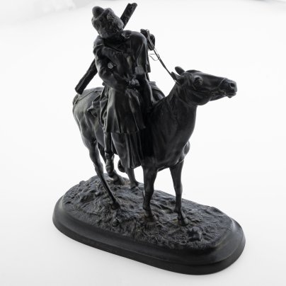 Скульптура "Поцелуй" (Прощание казака с казачкой), автор Е.А. Лансере (С дарственной гравировкой Владимиру Петровичу Потанину), чугун, голландская сажа, Каслинский чугунолитейный завод (Касли), СССР, 1975-1976 гг.