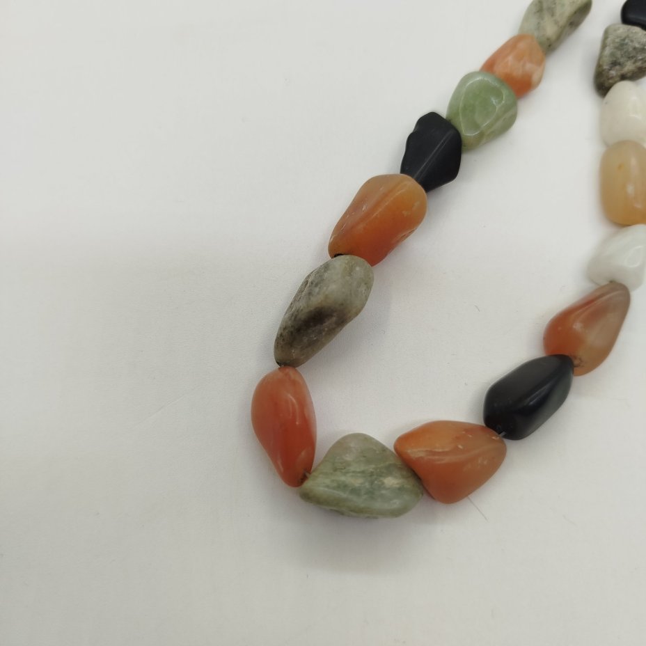 Бусы с бусинами различной формы