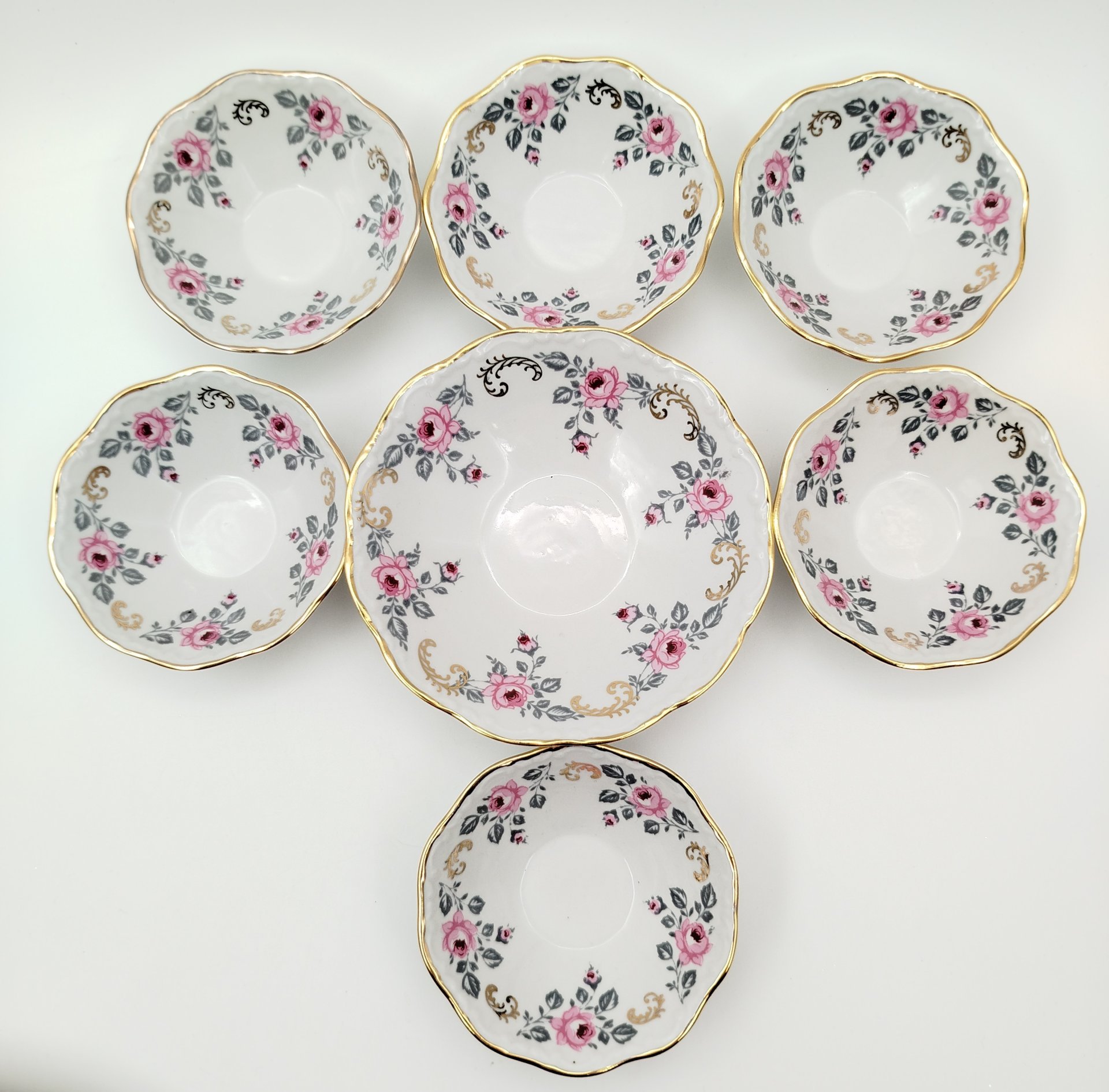 Набор из 7-ми розеток (пиал), украшенных изображением роз, фарфор, деколь, золочение, Рижский фарфорово-фаянсовый завод, СССР, 1960-1980 гг.