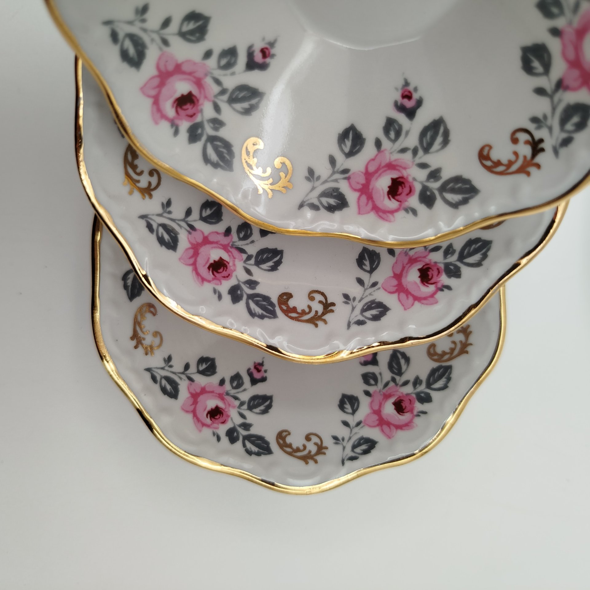 Набор из 7-ми розеток (пиал), украшенных изображением роз, фарфор, деколь, золочение, Рижский фарфорово-фаянсовый завод, СССР, 1960-1980 гг.