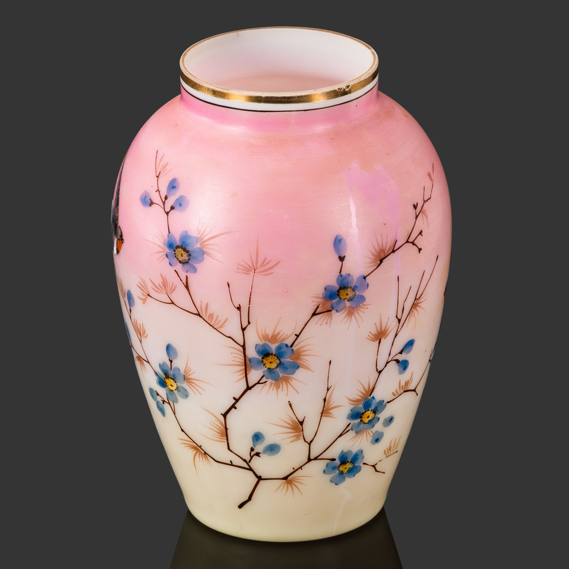 Ваза с декором в виде цветущих веточек и летящих птиц на желтовато-розовом градиентном фоне, стекло, молочное, роспись, золочение, Российская империя, 1890-1915 гг.