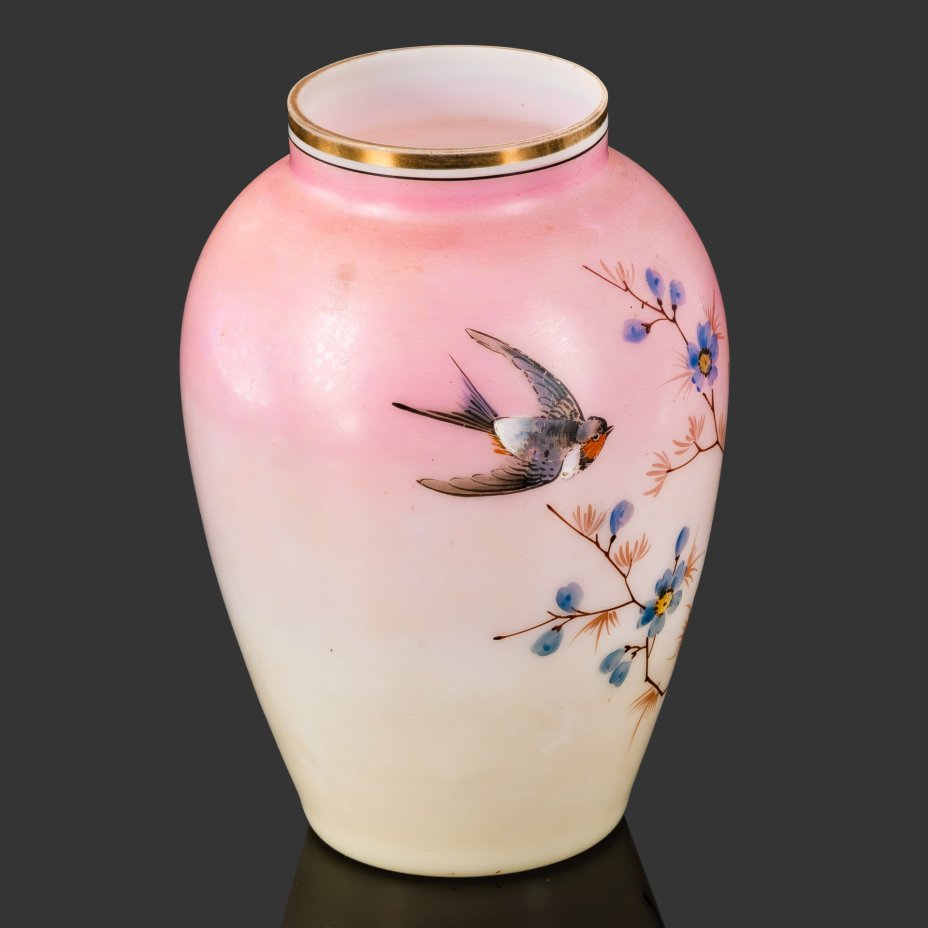 Ваза с декором в виде цветущих веточек и летящих птиц на желтовато-розовом градиентном фоне