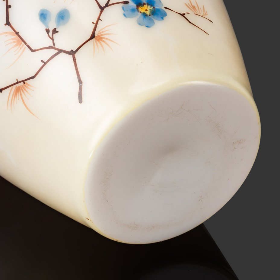 Ваза с декором в виде цветущих веточек и летящих птиц на желтовато-розовом градиентном фоне